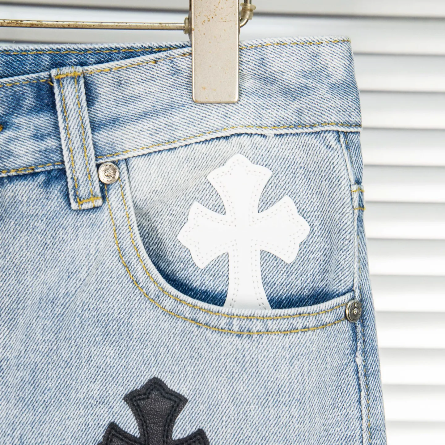 P240 Chrome Hearts light blue, black and white multi-quick leather couple jeans are a hot item this season and are sought after by countless celebrities and fashionistas. The neat details of the cutting process add color to the playful fashion! The neat and meticulous design, and the well-fitting structure is unique. The upper body not only has outstanding recognition, but also looks younger and younger. A style with the ultimate wearing meaning and performance, gorgeous color matching, and the craftsmanship of this style is also extremely extraordinary. After the finished product is washed, it is disassembled and hand-made with sheepskin cross leather and then spliced ​​together to complete. The whole piece has too many craftsmanship to describe. It is decorated with patchwork cross flowers and high-waisted washed jeans! ! Absolutely high-end luxury product, a god-level single product, a super popular product, made by top heavy industry, a magic weapon that cannot be missed. Style number: 1830# Size: 28 30 32 34 36 Color: light blue